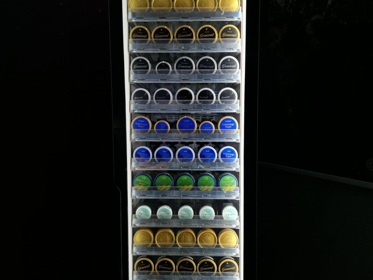 Un refrigerador lleno de snus en exhibición en el Museo Fotografiska durante la convención Technovation de PMI.