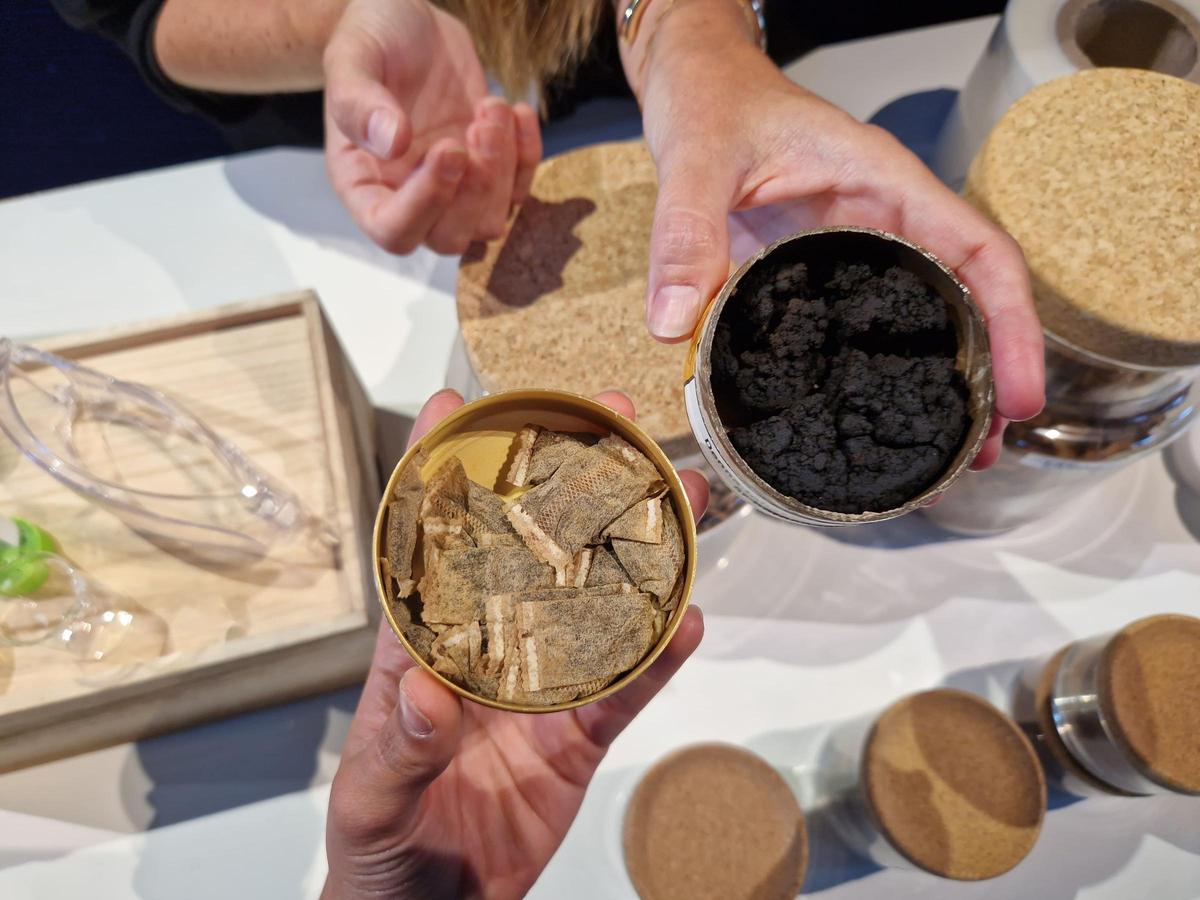 A la izquierda, un paquete de snus o tabaco oral en bolsas de celulosa, a la derecha, snus tradicional: se consume de la misma forma, pero el usuario debe dividir la cantidad deseada. Las muestras formaron parte de la convención Technovation de PMI en Estocolmo.
