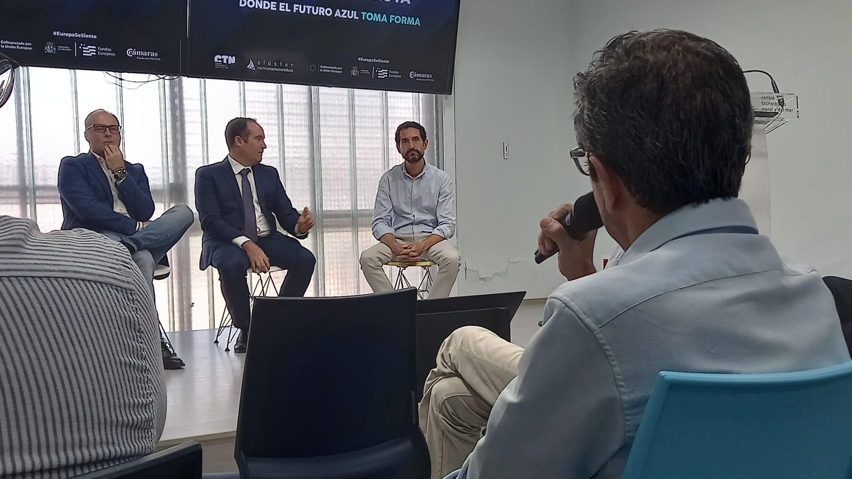 Un asistente formulando una pregunta a los protagonistas de la mesa redonda