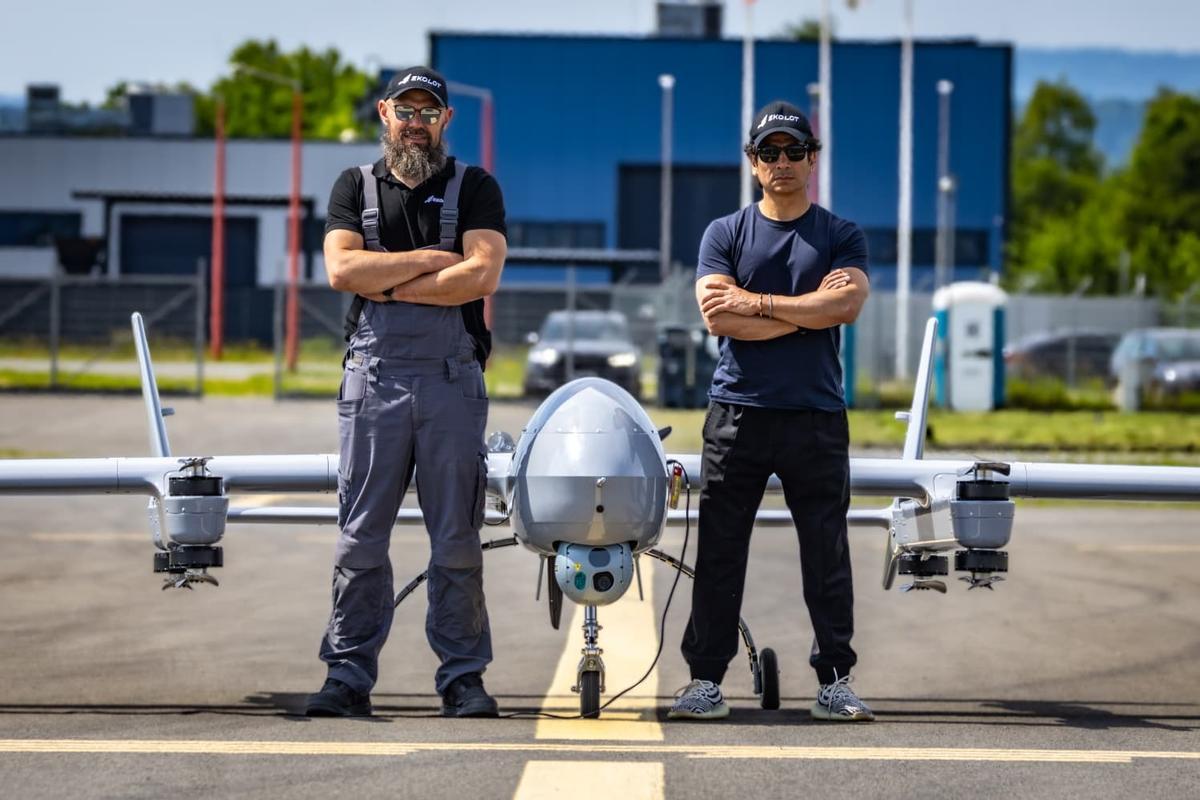 Luis Zapata (derecha), presidente de Ekolot, con uno de sus socios y su dron de despegue vertical