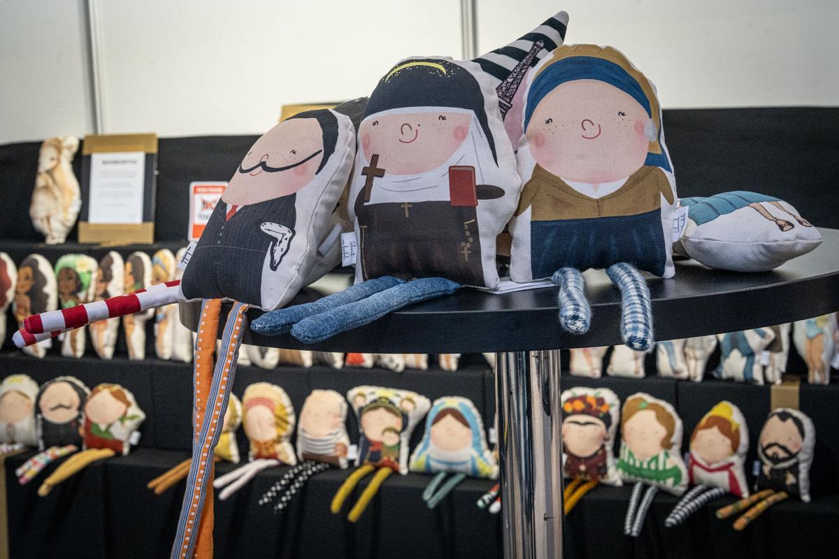 Cojines con figuras del folclore popular y personajes históricos de Only a Bambola, en la Expo Souvenir España 2026, celebrada en Fira de Barcelona.