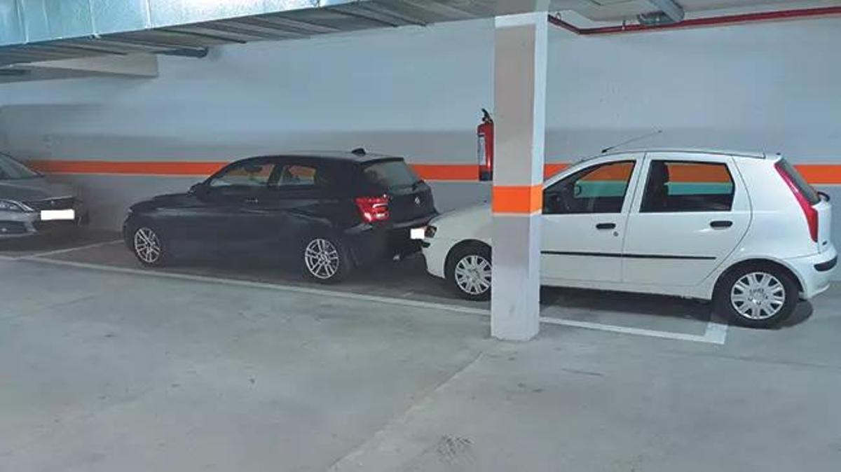 Ejemplo de lo que no se puede hacer en una plaza de aparcamiento: ocupar más espacio del delimitado.