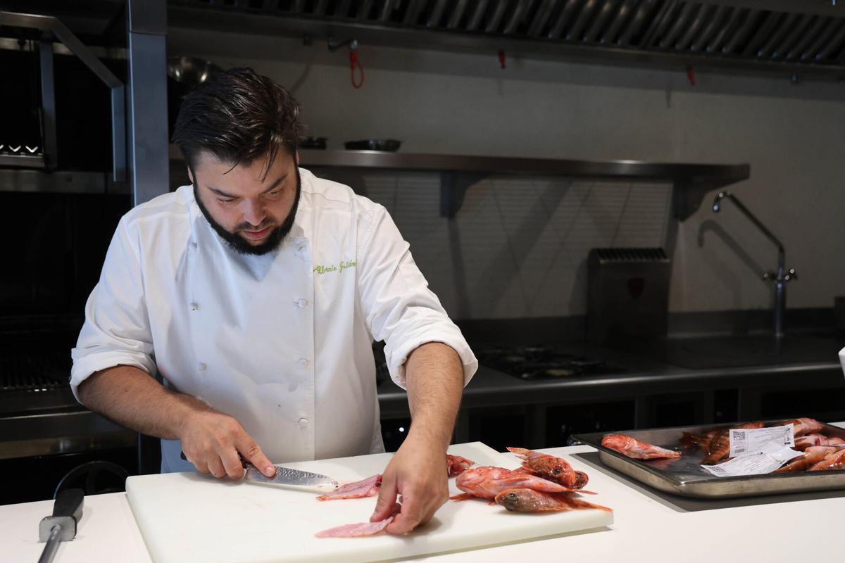 El chef Alberte Gutiérrez durante la elaboración del producto, recién llegado a su restaurante.
