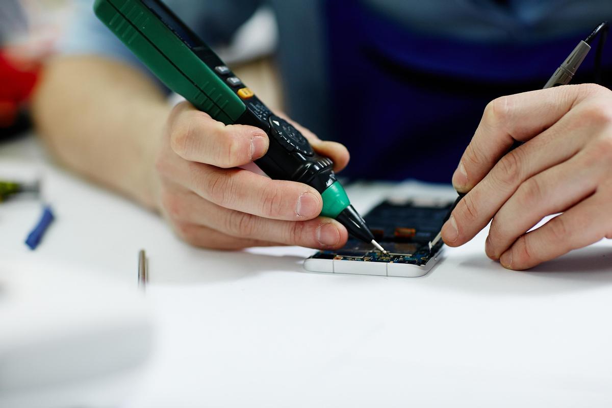 Imagen de una reparación de teléfono móvil.