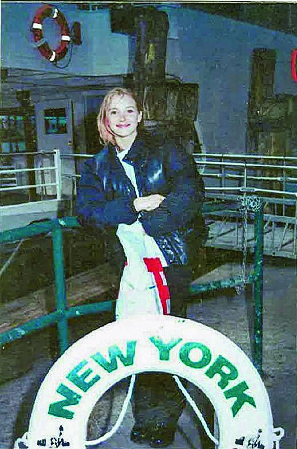 "Yo de gira por Nueva York, durante los años en los que viví bajo el control de Epstein y Maxwell. Quería documentar mis viajes porque no sabía cuándo terminarían. Epstein tomó la foto con mi cámara.".