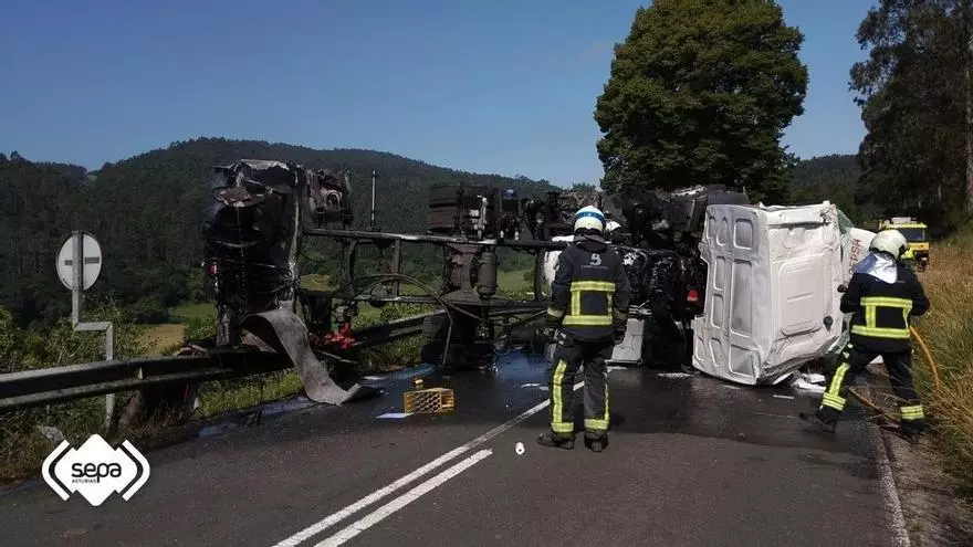 VÍDEO: Un camionero herido al caer su camión cisterna de gas desde la Carretera del Cantábrico a la carretera nacional en Lué (Colunga): el riesgo de explosión obliga a cerrar la autovía y evacuar 80 viviendas