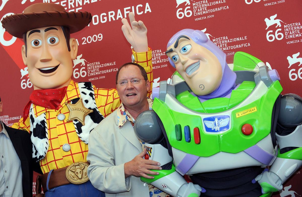 ROM32 VENECIA (ITALIA) 9/6/2009.- El director estadounidense John Lasseter posa para los fotógrafos con los personajes de la película 'Toy Story', el vaquero Woody (l) y el astronauta Buzz Lightyear (r), después de ofrecer una conferencia de prensa durante la 66ª edición del Festival Internacional de Cine de Venecia, Italia, hoy, 6 de septiembre de 2009. Lasseter y la productora de animación Disney-Pixar hoy recibieron el León de Oro especial por toda una carrera en la 66ª edición de la Mostra de manos de su compatriota George Lucas. Coincidiendo con el día de la entrega de premios, se presentó la nueva versión tridimensional de "historia del juguete 2" y se proyectaron diez minutos de la nueva película de Disney "La princesa y el sapo"lo que marca el regreso de la empresa a la animación tradicional. EFE/Claudio Onorati