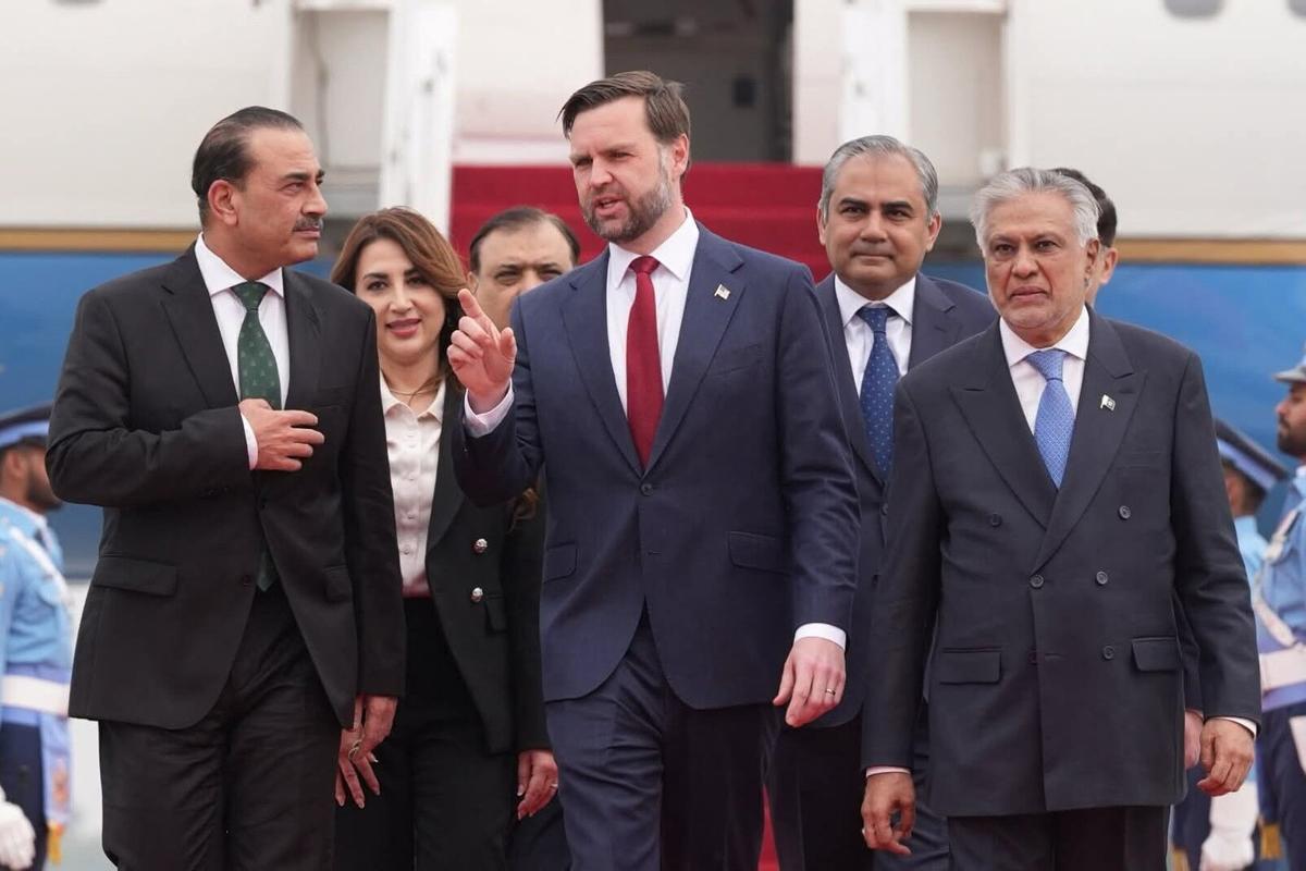 11/04/2026 ISLAMABAD, 11 de abril de 2026 -- El vicepresidente estadounidense JD Vance (C, frente) llega a la base aérea de Nur Khan en Rawalpindi, Pakistán, el 11 de abril de 2026. Los delegados estadounidenses encabezados por el vicepresidente JD Vance llegaron a Pakistán el sábado por la mañana para conversar con Irán, según fuentes. POLÍTICA Europa Press/Contacto/Wang Shen