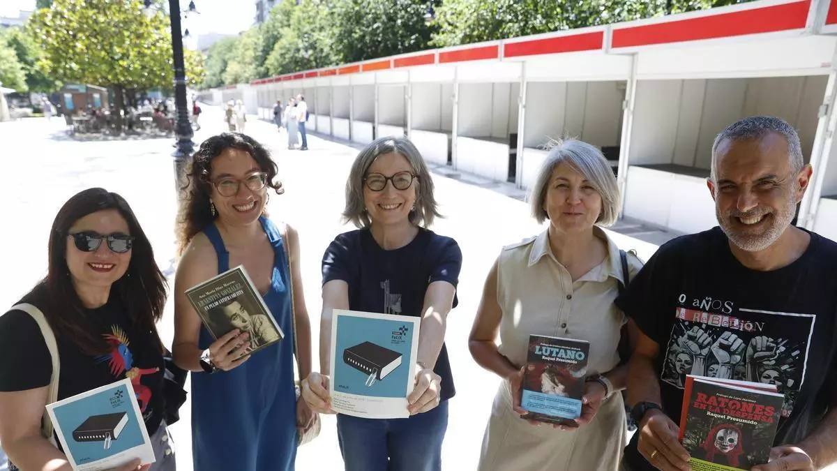 VÍDEO: Los libreros ya esperan el inicio de la Feria del Libro de Gijón: "Será un festival de cultura."