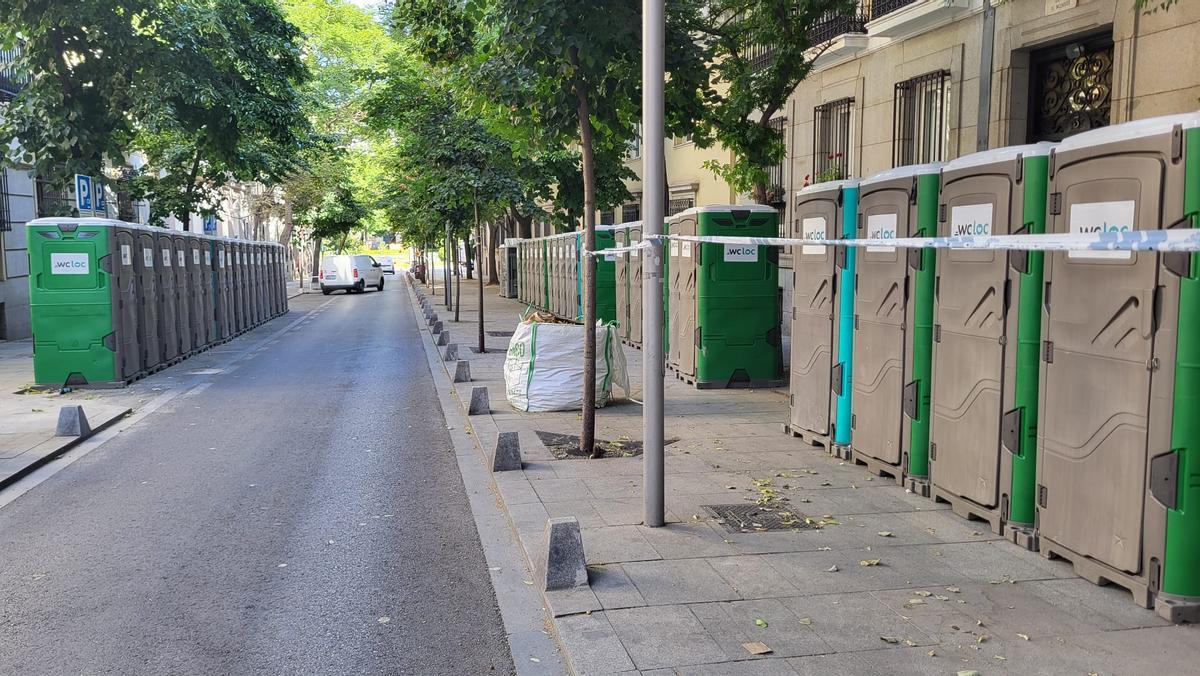 Varios aseos portátiles alrededor de la Plaza de Cibeles.
