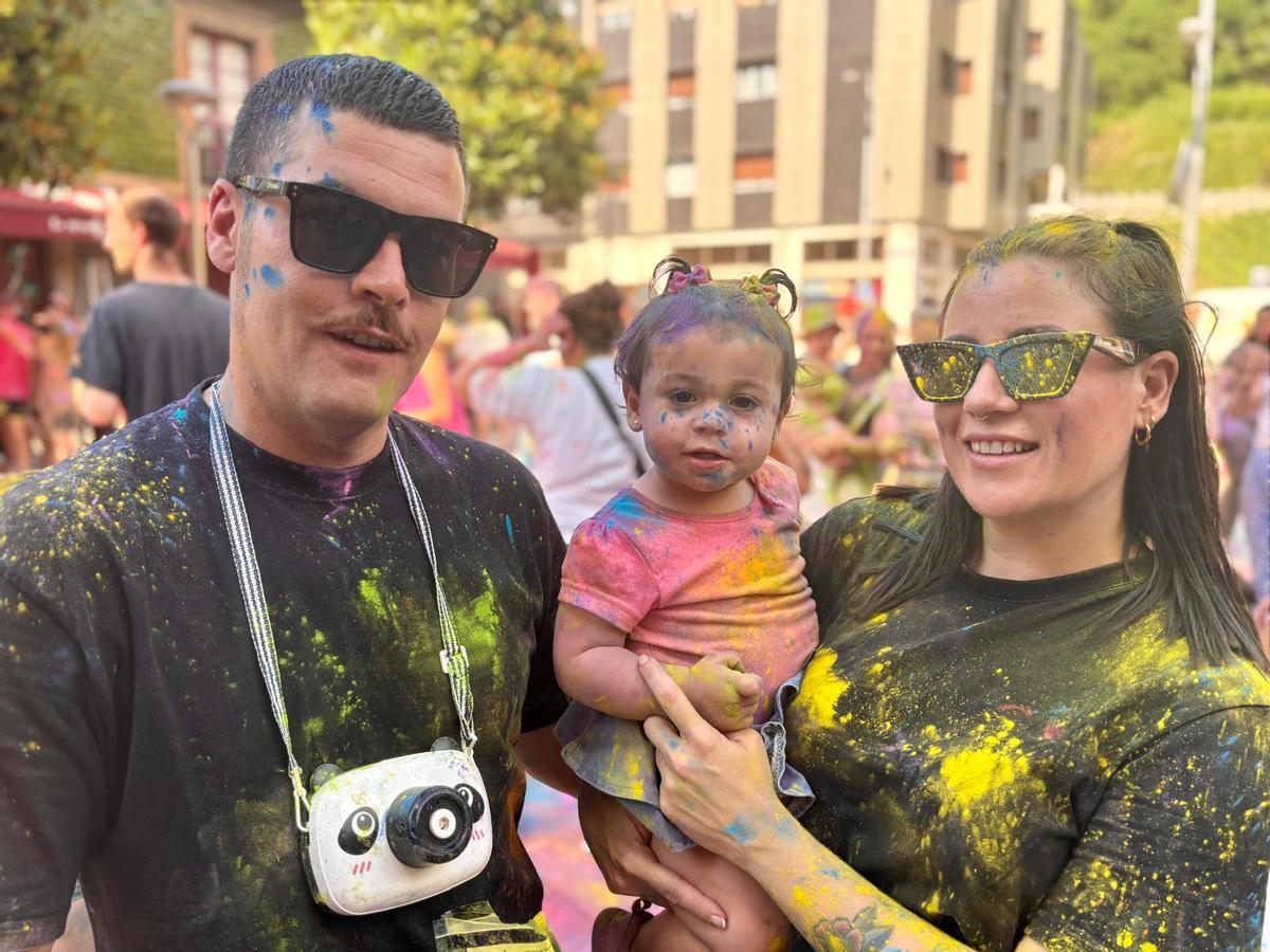 Airela Fernández Suárez en el "fiesta santa" de Mieres con sus padres, Loreto y Luis Ángel.