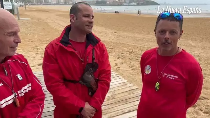 Socorristas de Gijón alertan de un cambio en las playas: “Cada vez vemos más gente que no conoce el mar”
