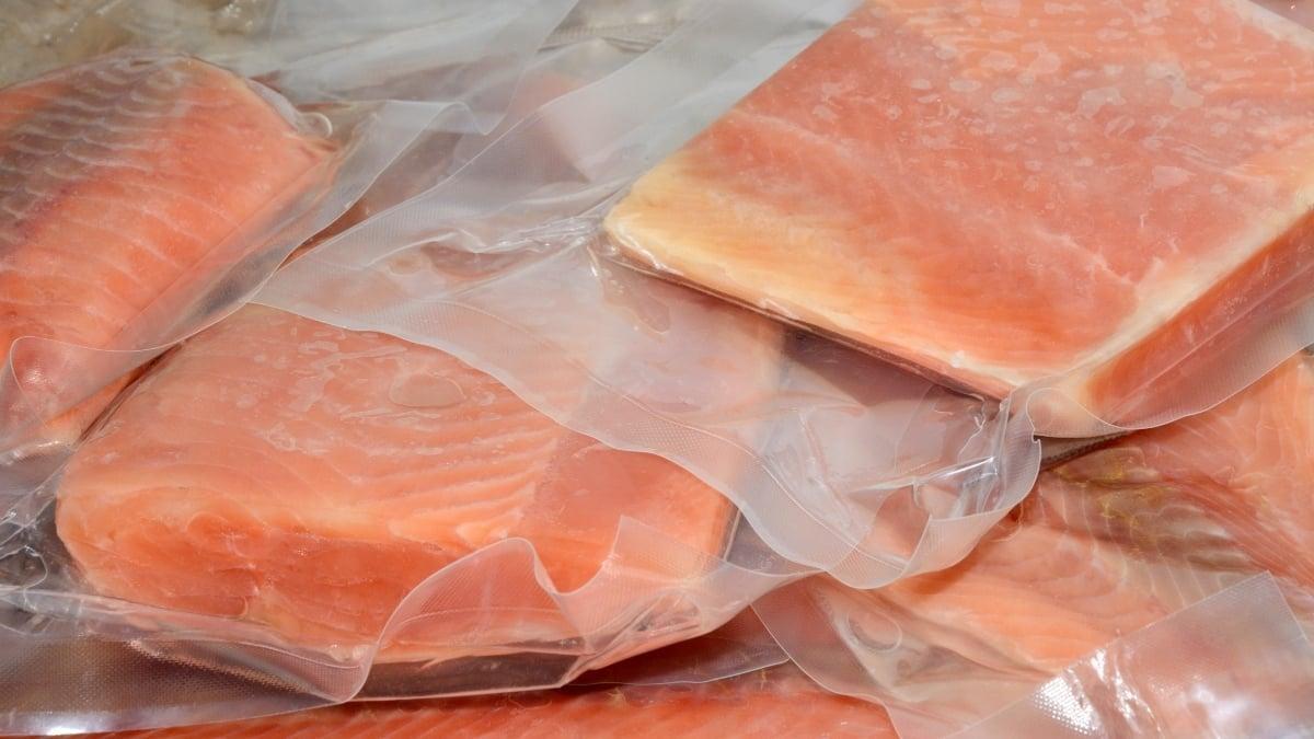 Salmón congelado y envasado