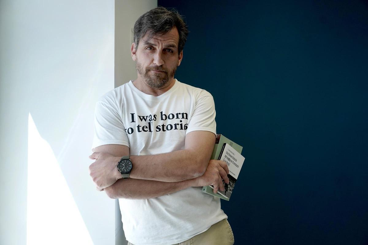 Fermín de la Calle, autor de 'Una breve historia del rugby en 9 ensayos (y una gota)', en la redacción de EL PERIÓDICO de Madrid.