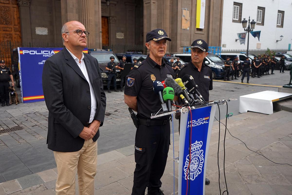 Momento de la rueda de prensa en la que se presentó el despliegue policial con motivo de la visita del Papa a Canarias.