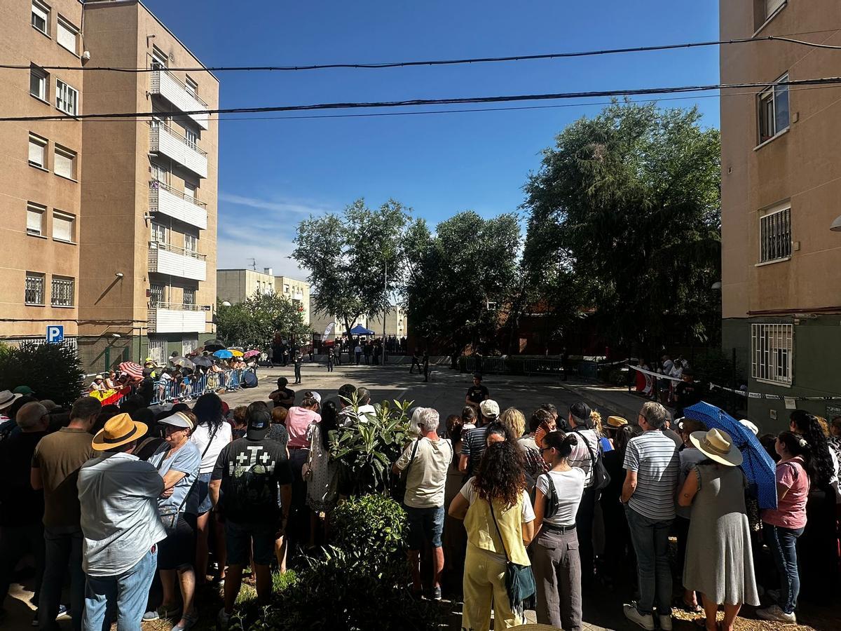Decenas de madrileños, esperando la llegada del Papa al CEDIA de Lucero