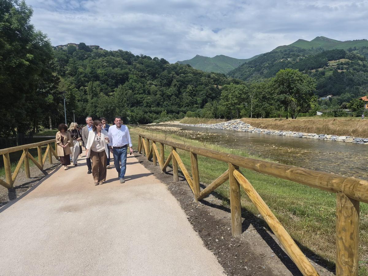 El delegado del Gobierno y el alcalde de Laviana en uno de los caminos habilitados junto al Nalón.