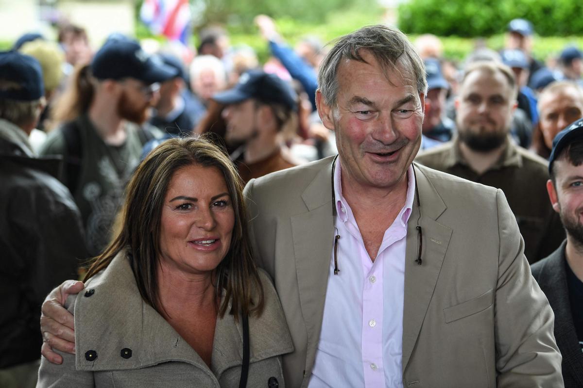 Rupert Lowe, líder del ultra partido de restauración de Gran Bretaña, posa con Rebecca Shepherd, candidata del distrito electoral de Makerfield, durante la campaña.