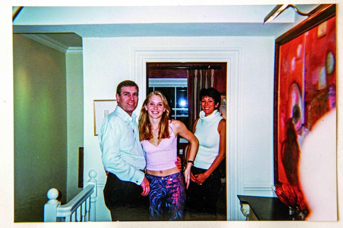 "El príncipe Andrew, Maxwell y yo en la casa de Maxwell en Londres en marzo de 2001. Le pedí a Epstein que tomara la foto con mi cámara desechable. Horas después me obligaron a tener relaciones sexuales con el príncipe".