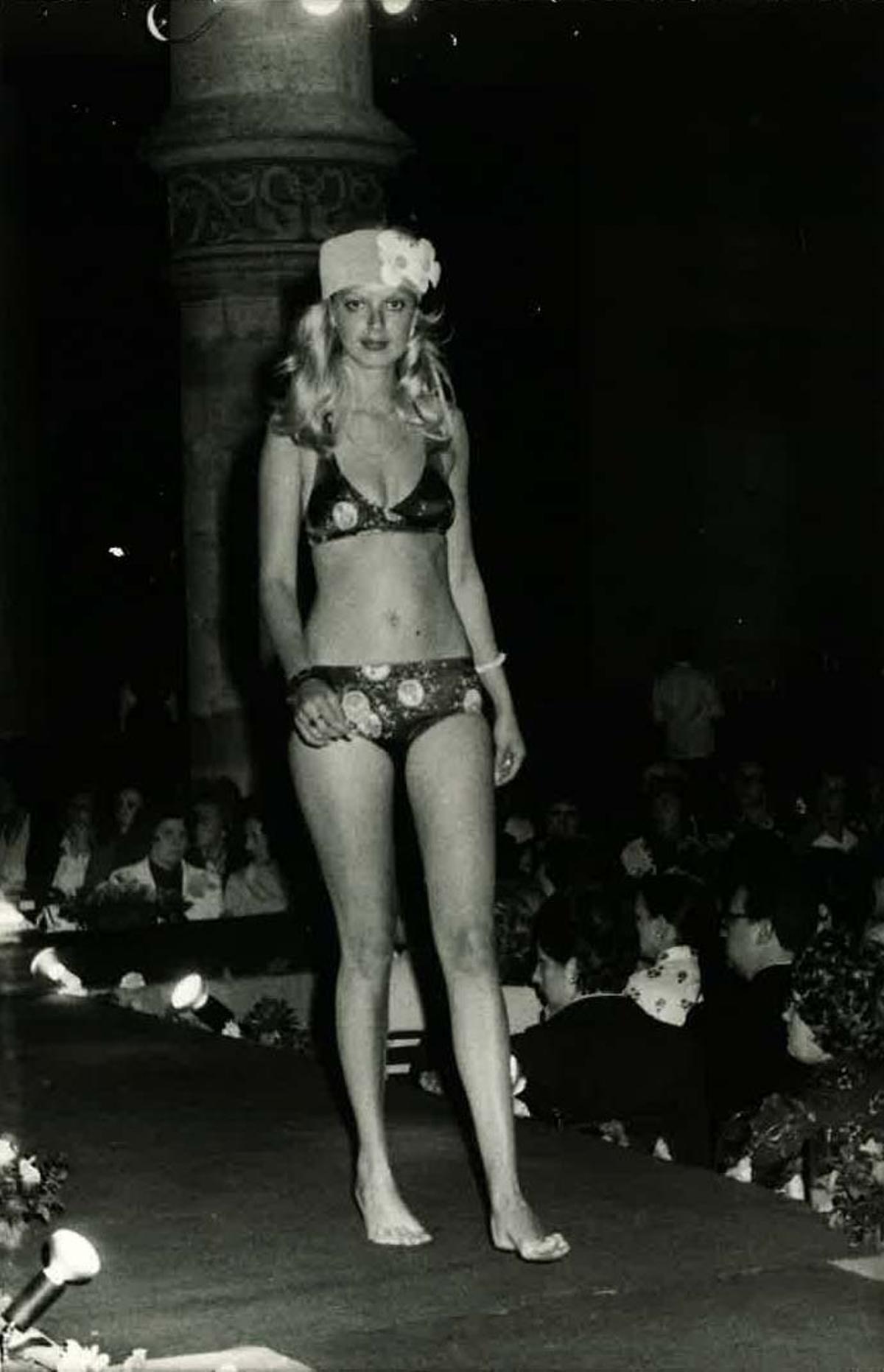 Una modelo en la pasarela, en uno de los primeros desfiles de la marca.