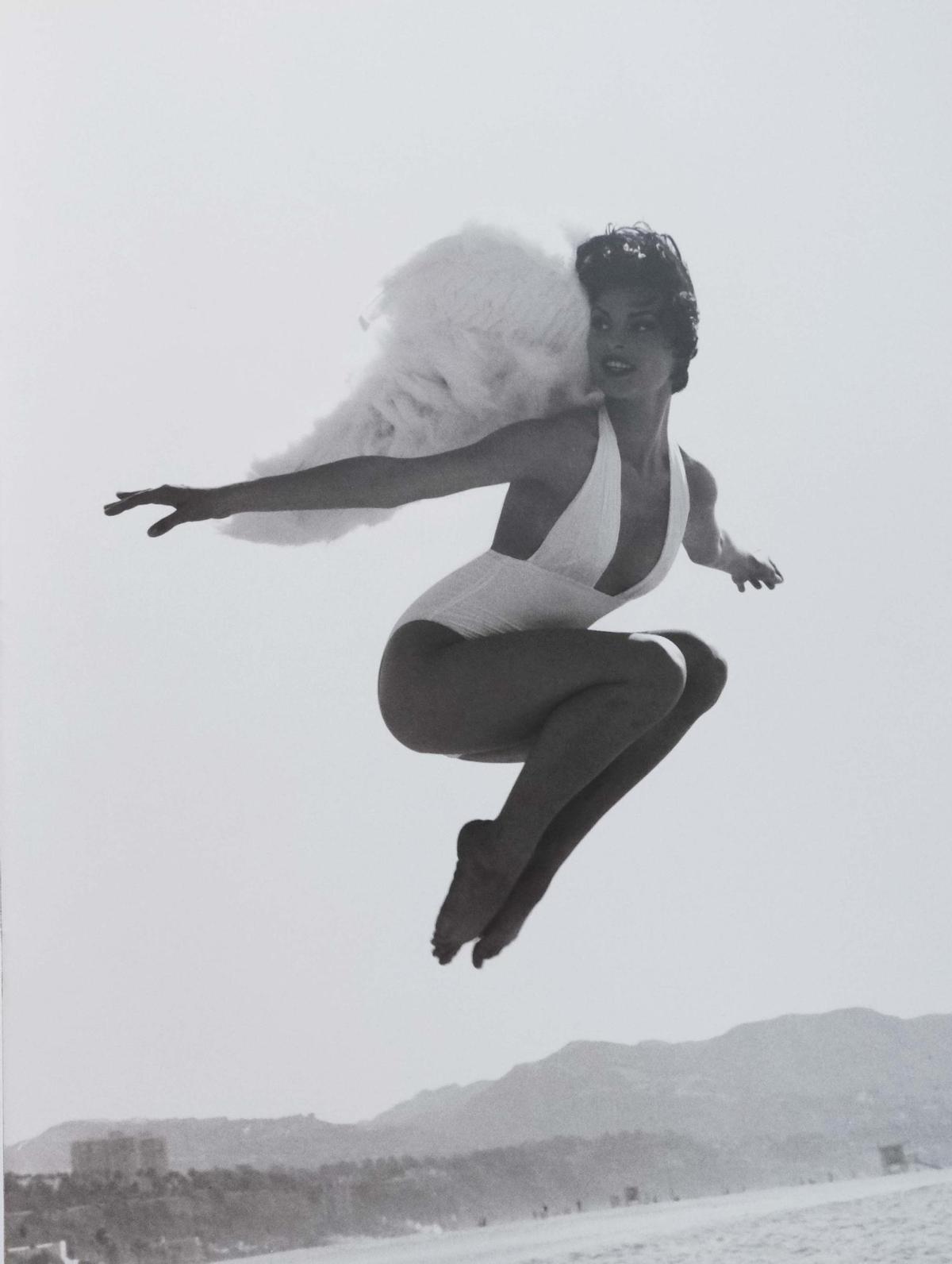 La campaña de Guillermina Baeza en 1993, pionera en poner alas a sus modelos, en las icónicas fotos de Manuel Outumuro.