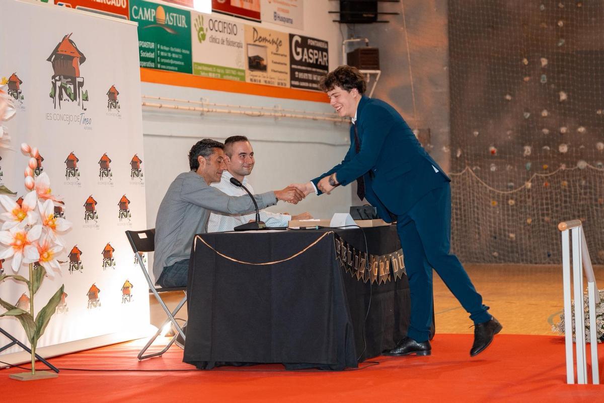 Así fue la graduación de 56 alumnos del IES Concejo de Tineo Así fue la graduación de 56 alumnos del IES Concejo de Tineo