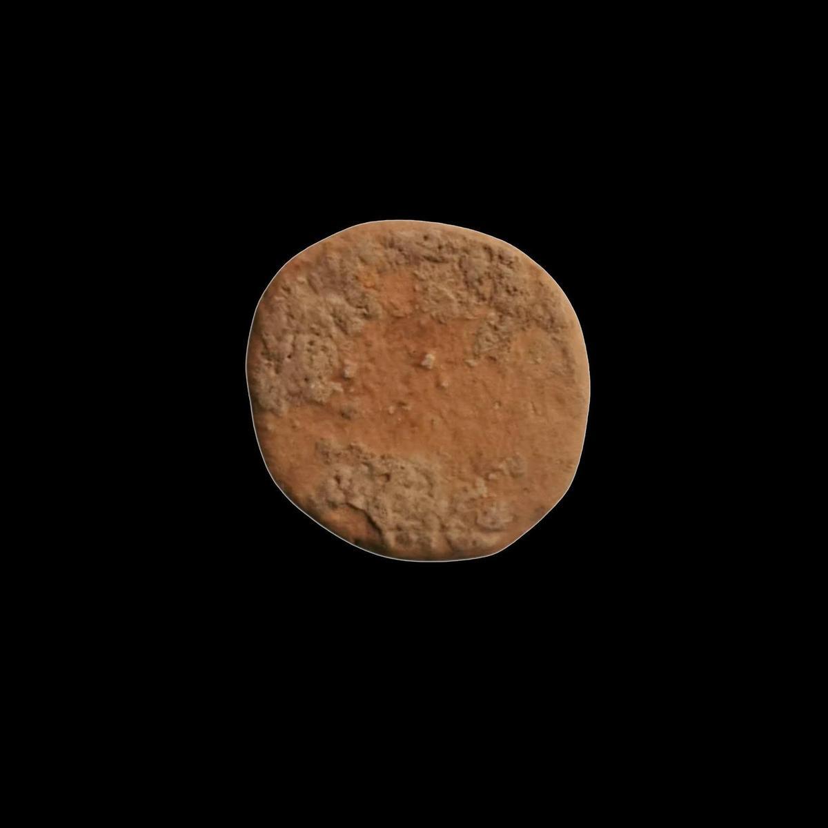 Una de las cuatro fichas de juego romanas encontradas en las excavaciones.