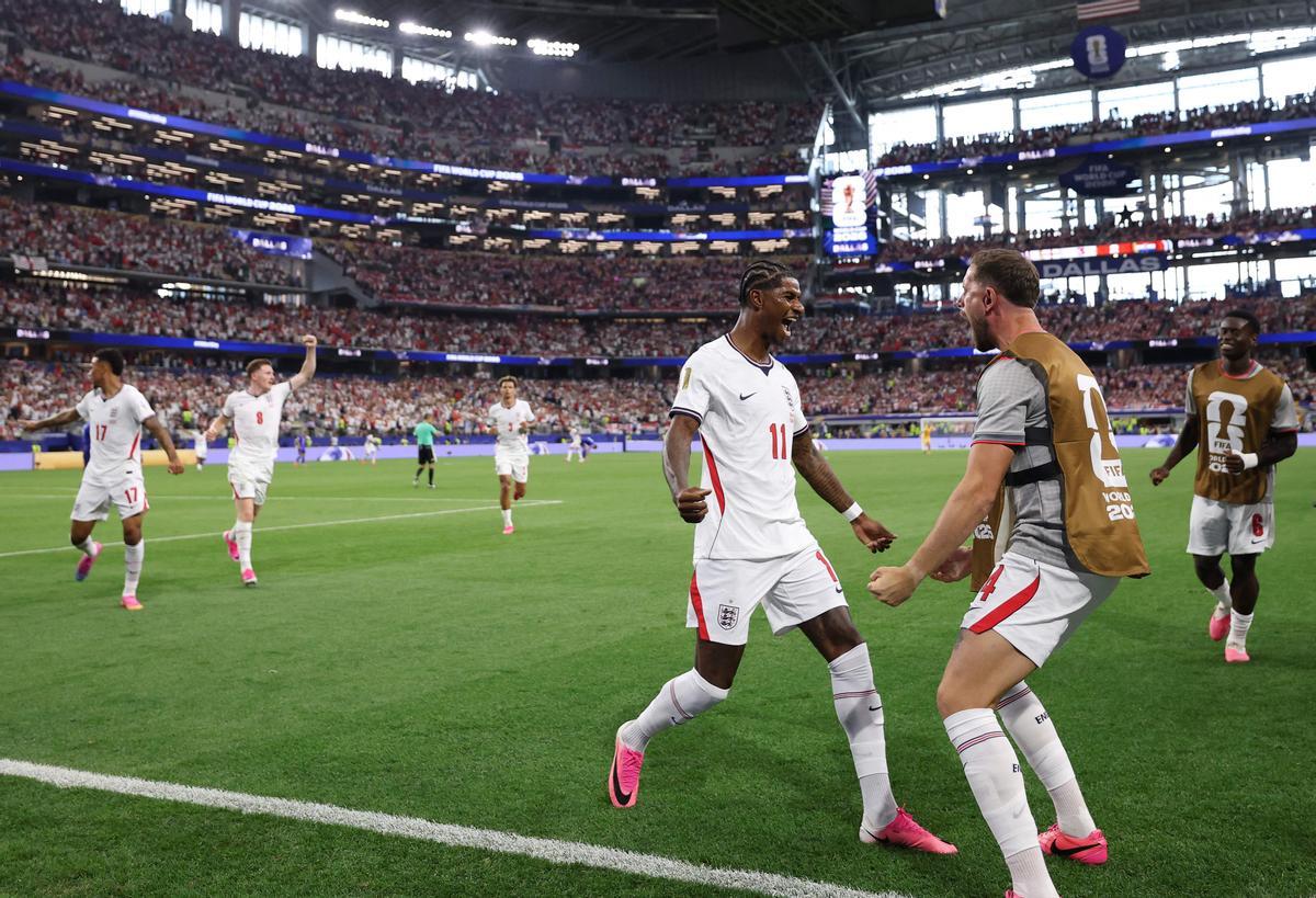 Marcus Rashford celebra con Jordan Henderson tras marcar el 4-2 ante Croacia.