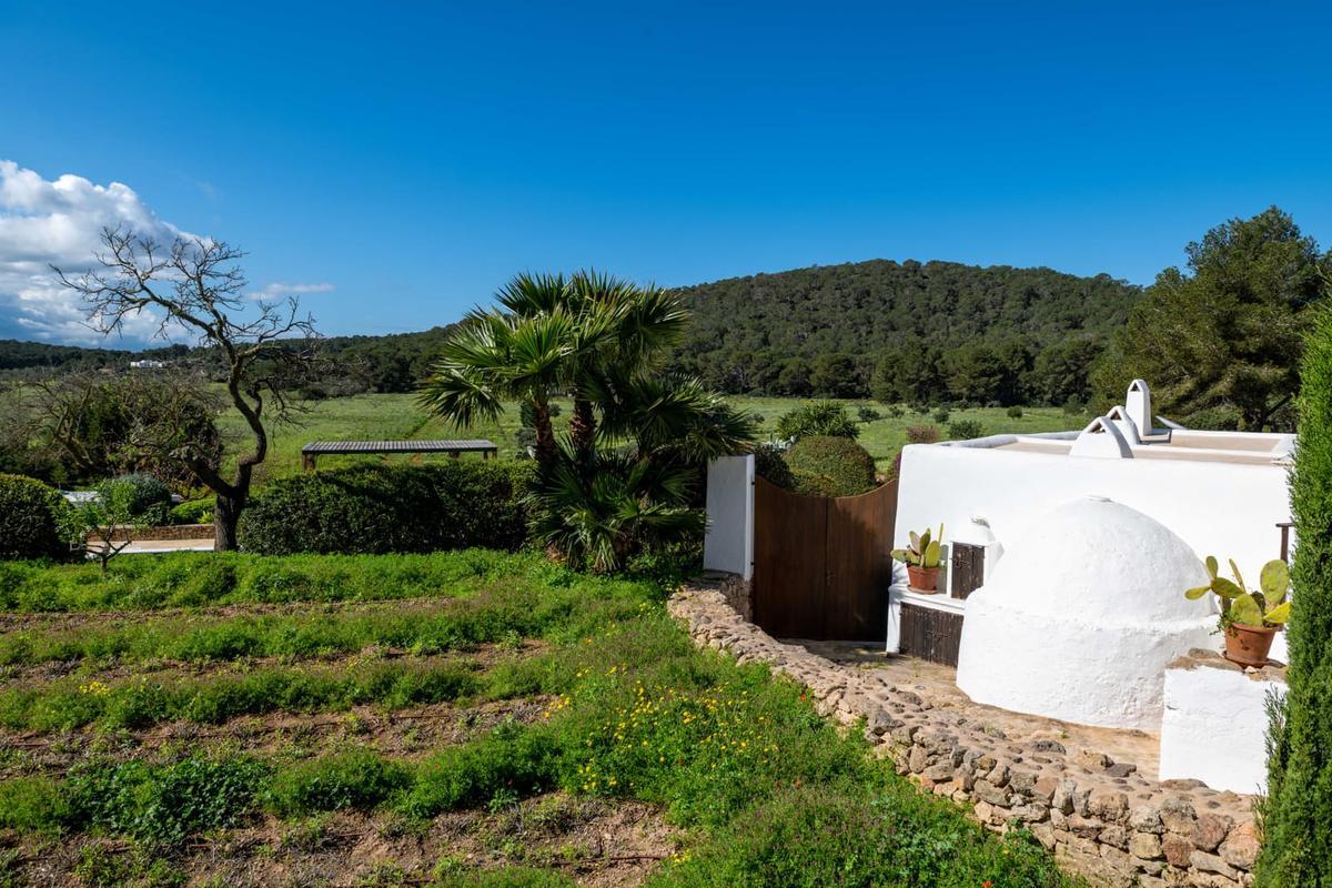 Las casas blancas de líneas sencillas forman parte del paisaje y la personalidad de Ibiza.