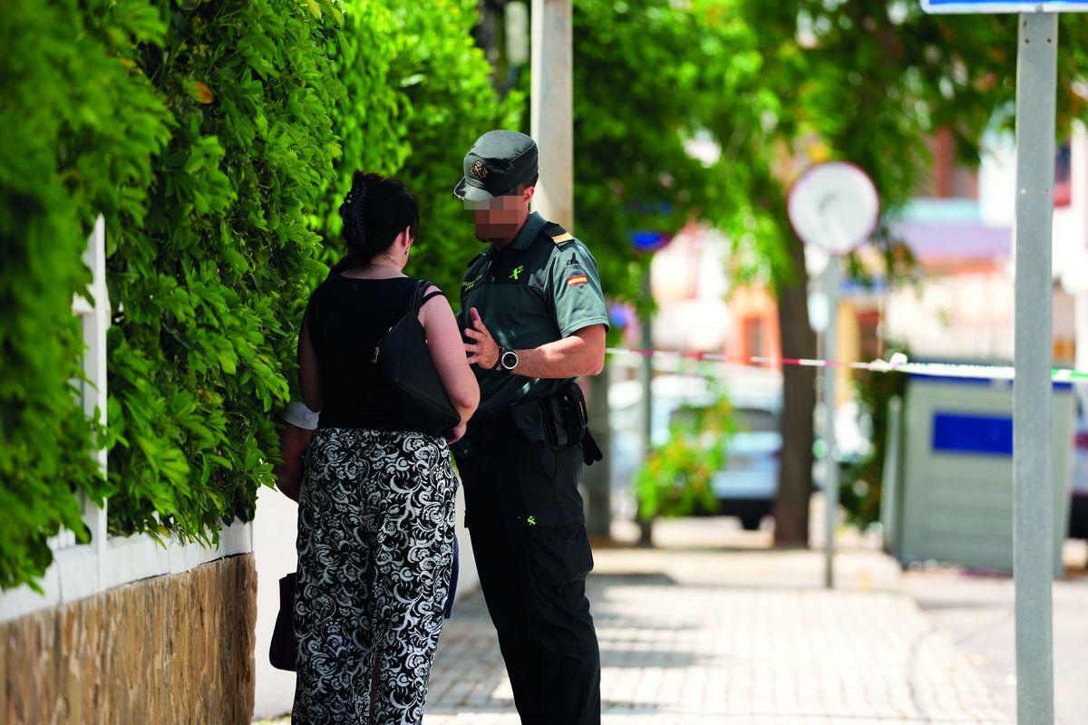 Un agente, con un familiar de la víctima.