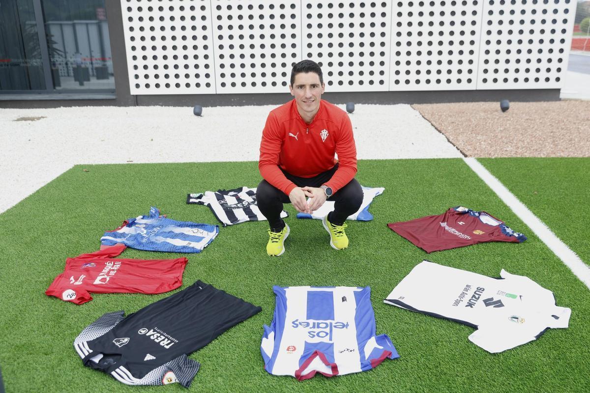 Jorge Fernández, en Mareo con las camisetas que vistió durante su carrera