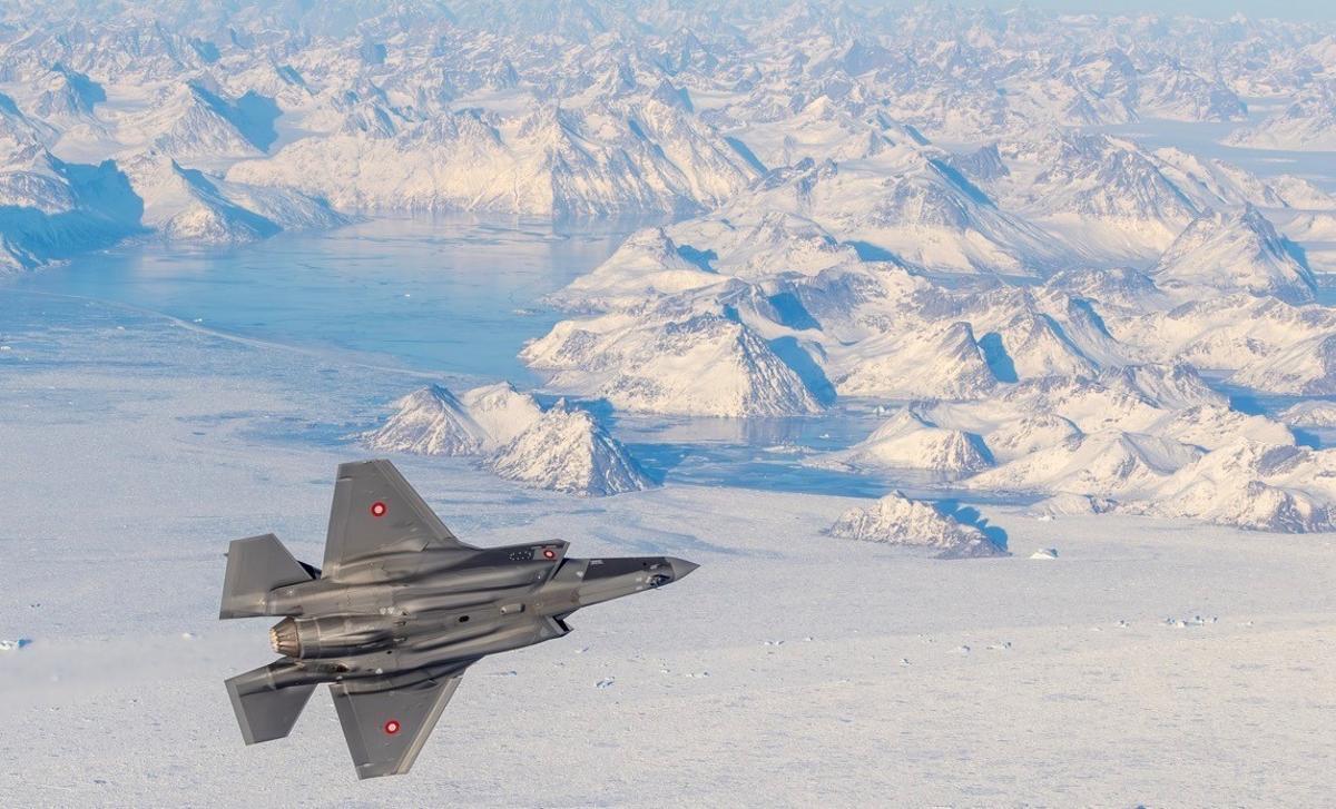 Un caza F 35 de la Fuerza Aérea Danesa sobre Groenlandia