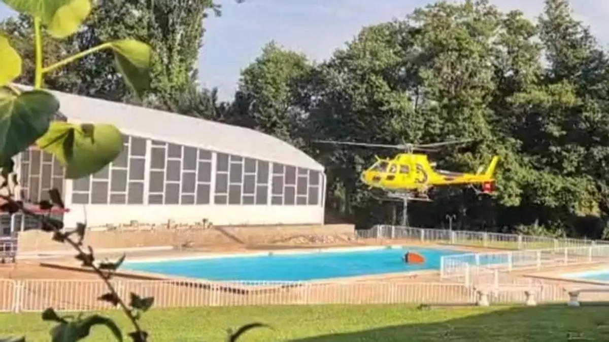 VÍDEO: Un helicóptero rellena agua en una piscina para apagar el incendio de Grado