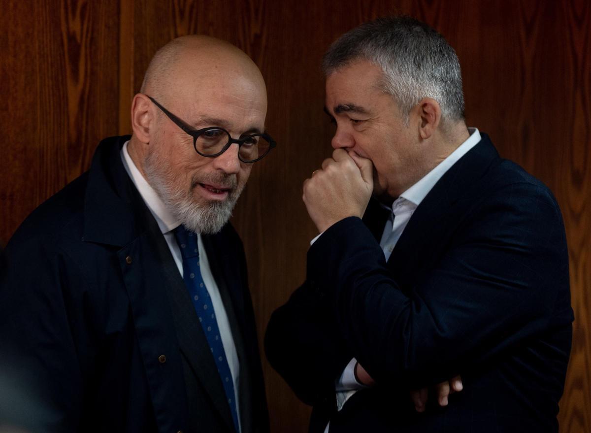 Archivo - El exsecretario de Organización del PSOE Santos Cerdán (d) conversa con el abogado Jacobo Teijelo (l) a su llegada a la Comisión de Investigación del 'caso Koldo', en el Senado, el 17 de diciembre de 2025, en Madrid (España).