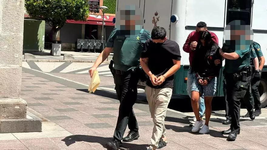 VÍDEO: Los detenidos por tráfico de drogas relacionados con los dominicanos que mataron al panameño Emiliano Burke comparecen ante la justicia en Mieres