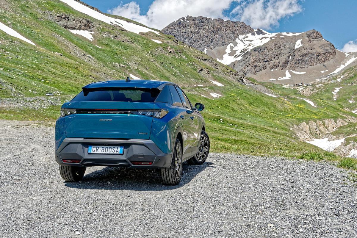 Con su robusta silueta de SUV fastback y su inconfundible aire felino, el Peugeot 3008 impresiona desde el primer vistazo por su embalaje y elegancia.