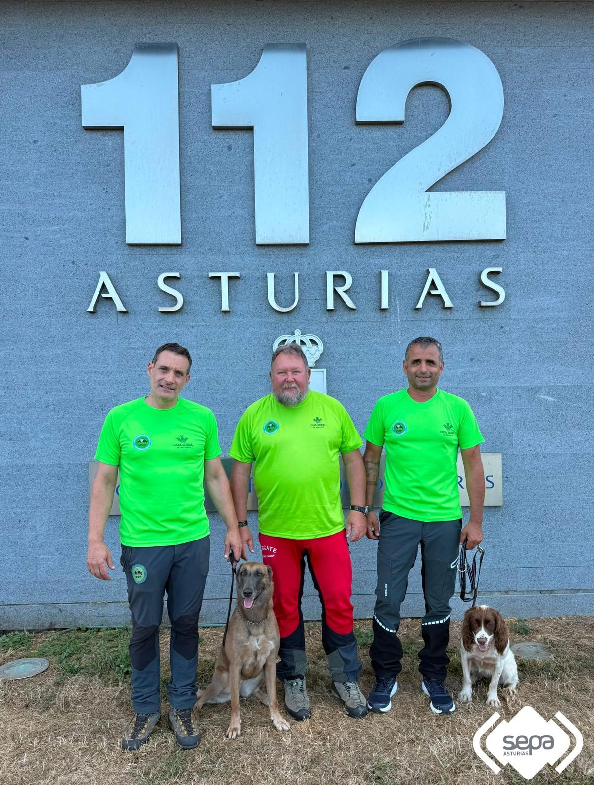 Rubel Rocandio, con la perra Kenia, Wenceslao Fernández y Miguel de Prado, con Sindi.