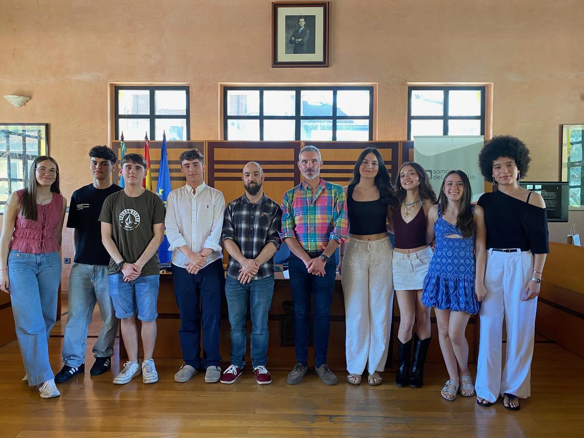 Los alumnos y representantes de los institutos, en la recepción.