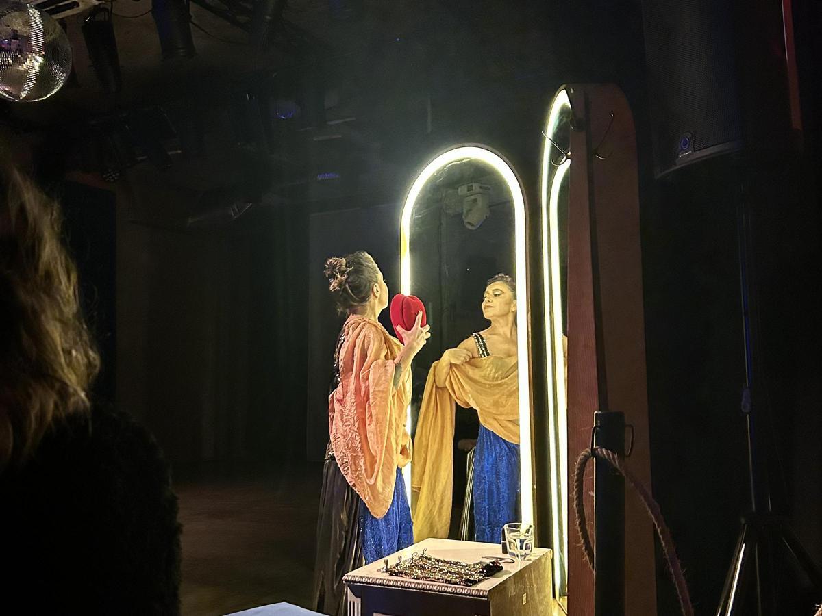 Una bailarina se prepara para un espectáculo de danza oriental.