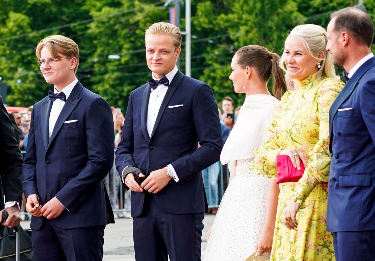 Marius Borg Hoiby con el príncipe Haakon, Mette-Marit, Ingrid Alexandra y Sverre Magnus.