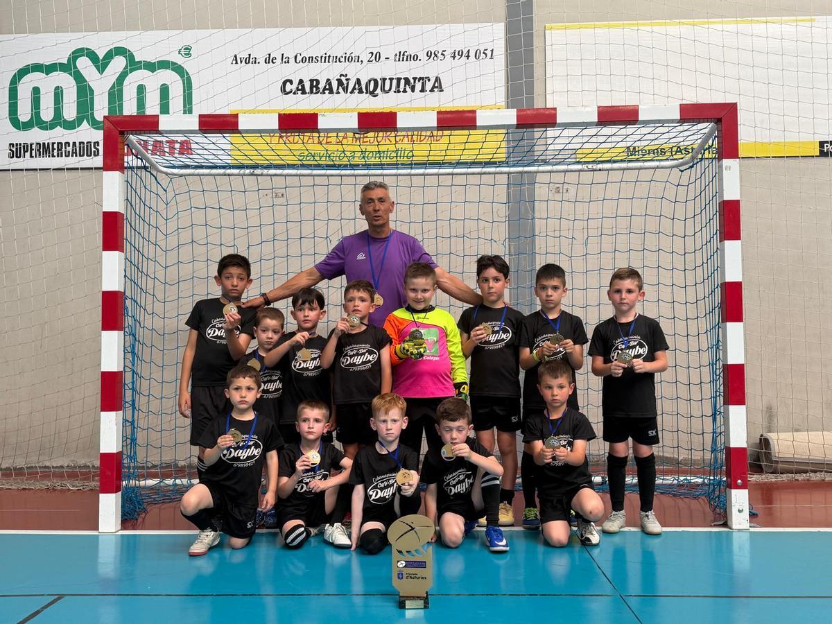 Equipo junior del colegio público Cabañaquinta, campeón de liga