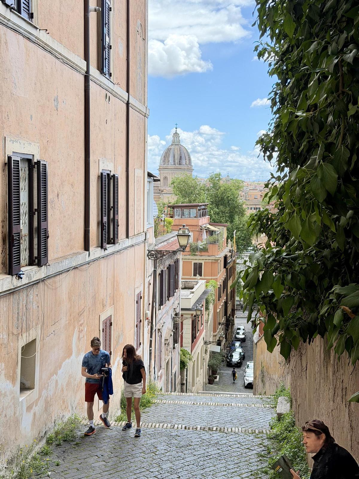 Una calle empinada en el barrio de Monteverde de Roma.