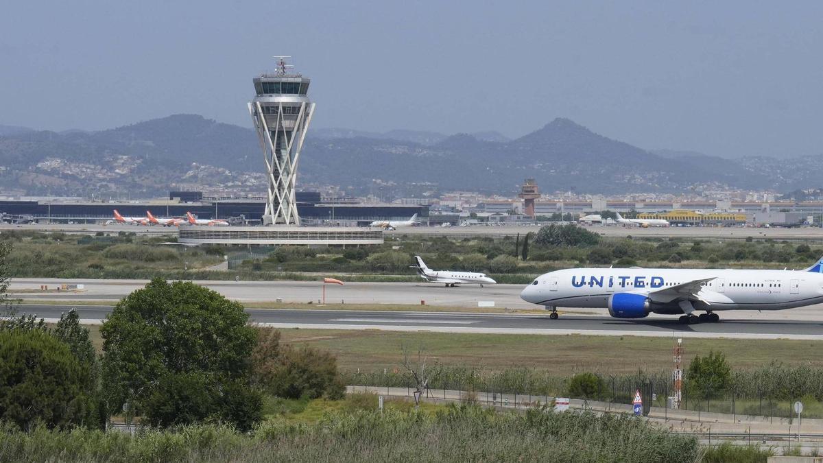 Pistas y torre de control del aeropuerto de Barcelona-El Prat.