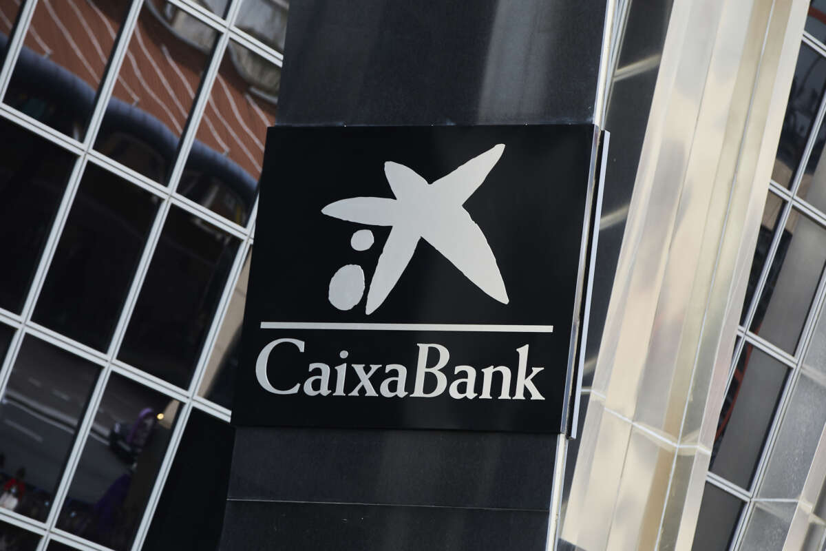 El logotipo de Caixabank en las Torres KIO, en Madrid (España).