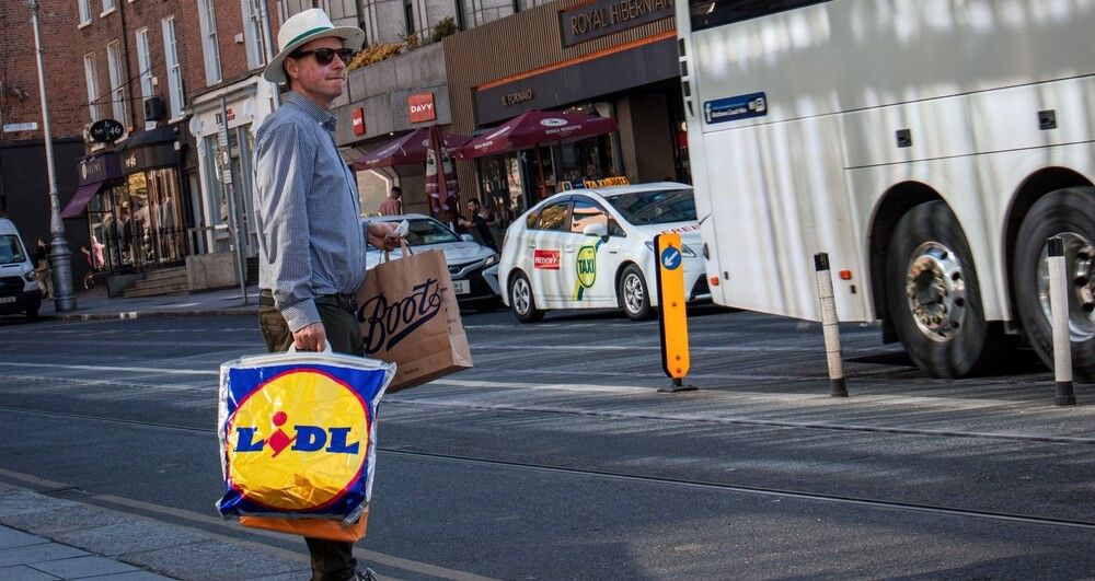Cliente de Lidl después de la compra.