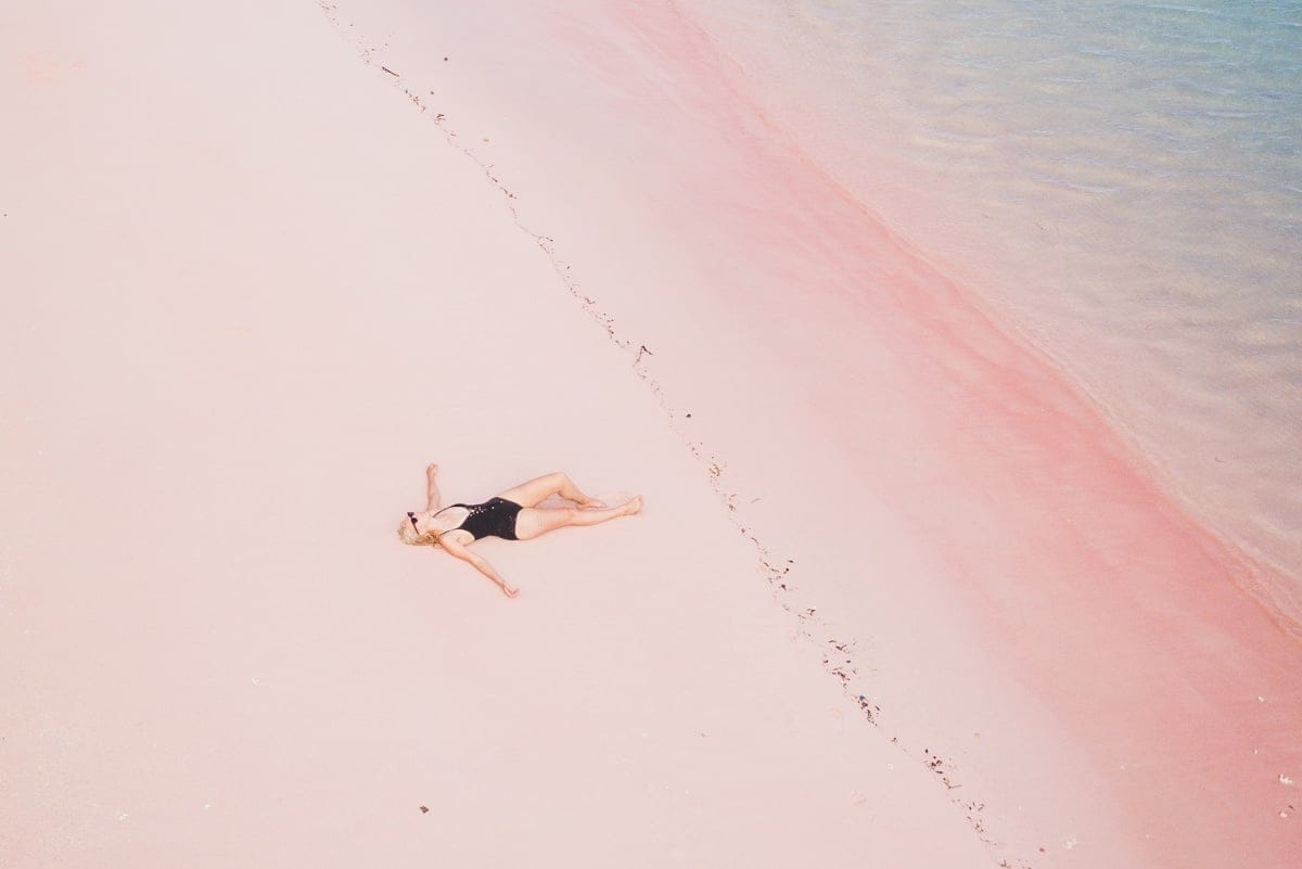Una playa rosa en Indonesia – Fuente: Unsplash