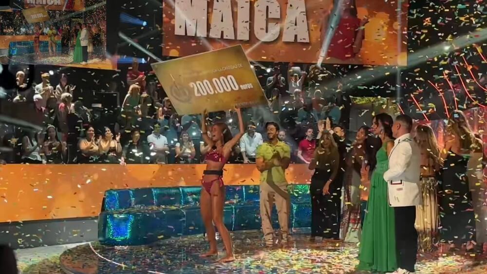 Macca sostiene el cheque de ganador