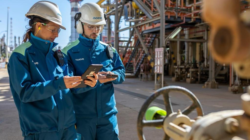 Operadores de Moeve en el complejo petroquímico de la empresa