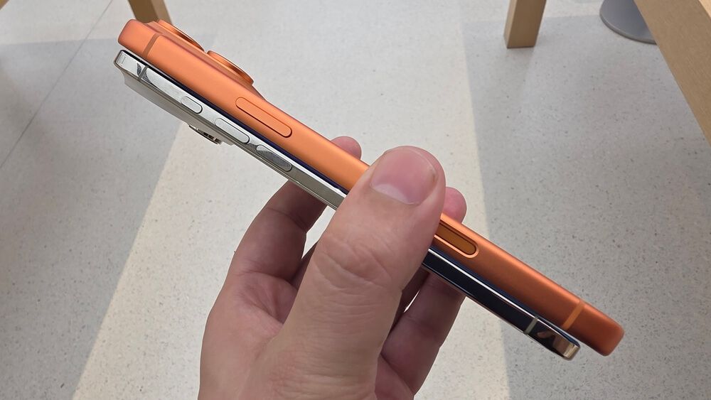 Sosteniendo un iPhone más reciente