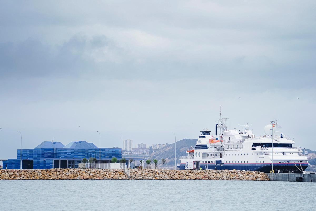 El primer crucero de la temporada en el Port de Tarragona. Este 2026 pasarán por allí más de 80 barcos con 160.000 pasajeros.
